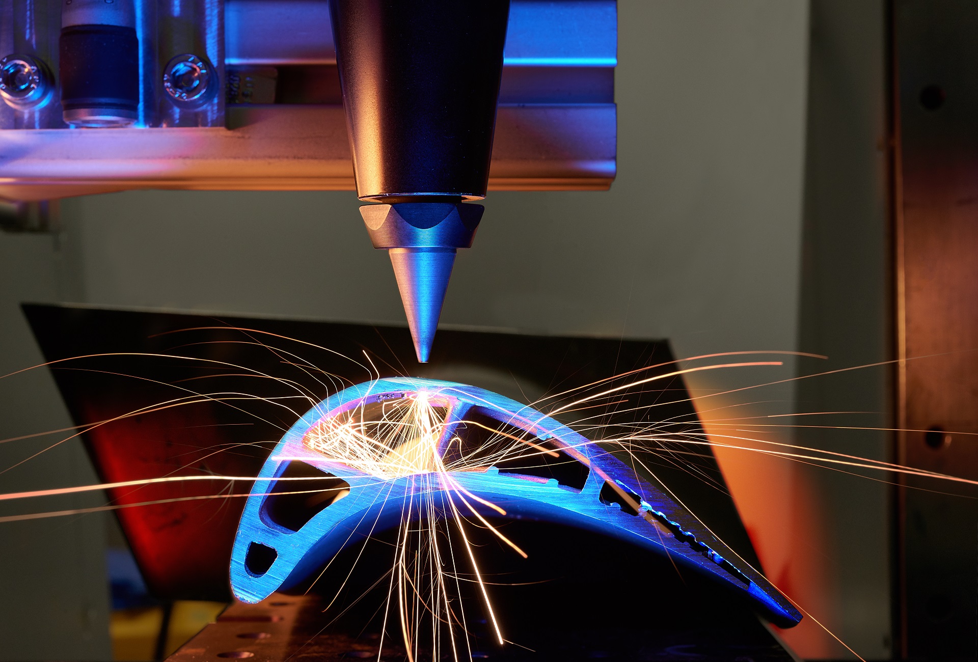 Über die Technologieplattform »Laser-based Manufacturing« erfahren KMU z.B., wie der Einsatz des Laserstrahlbohrens ihre Produktionsprozesse optimieren kann.