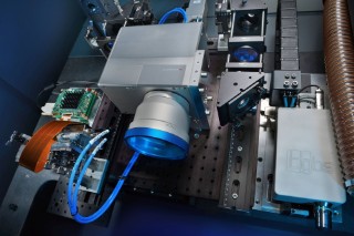 Im »Joint Application Lab« von Hamamatsu und dem Fraunhofer ILT können Fertigungsprozesse mit einem scannerbasierten Prozesskopf mit integriertem Hochleistungs-SLM untersucht werden.