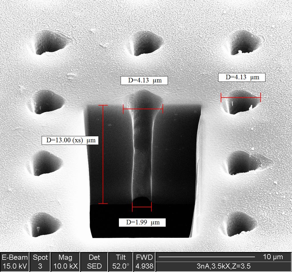 Querschnitt einer Mikrobohrung <2 µm in PI-Folie