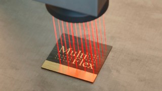 Parallel processing of a surface with several laser beams.