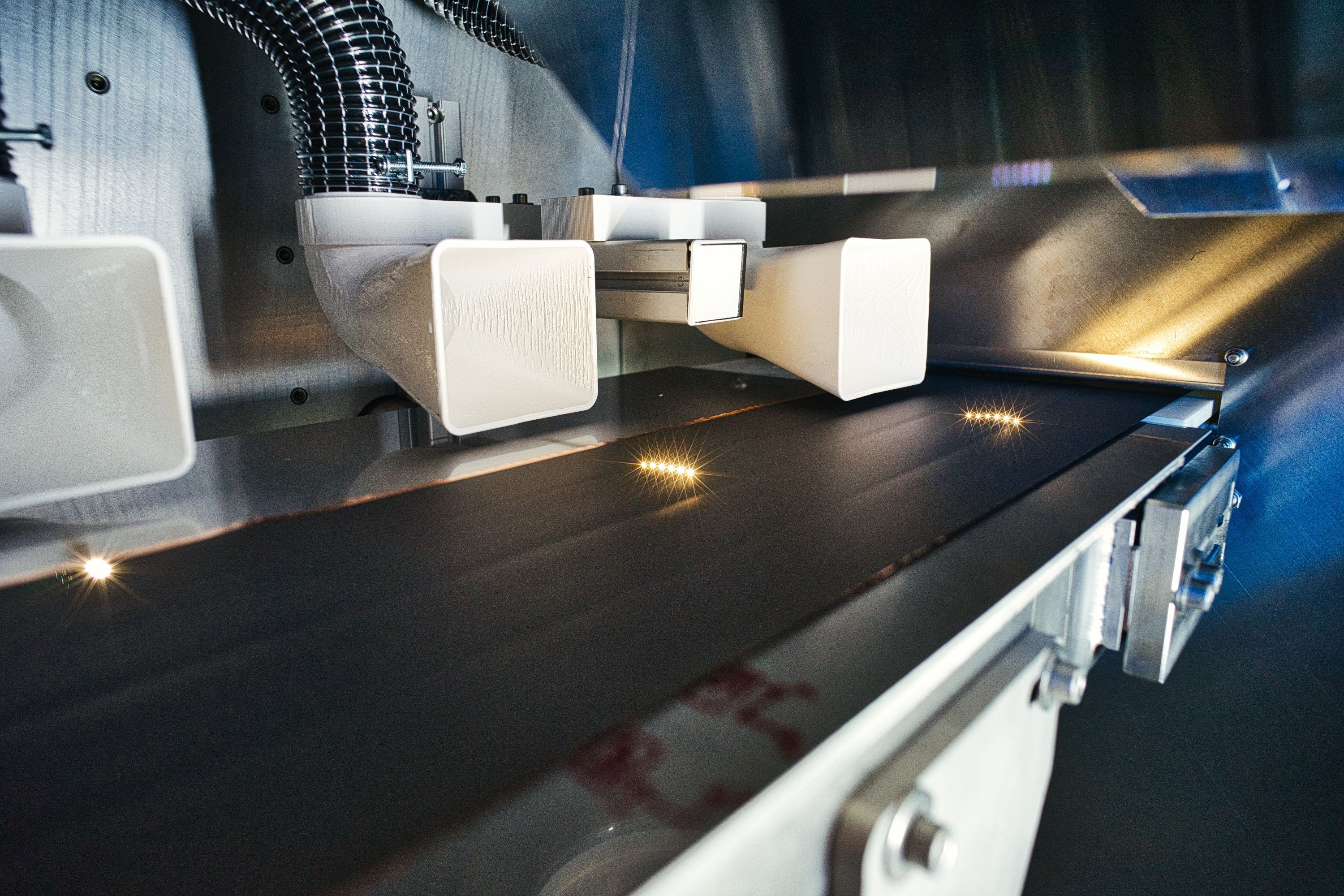 The entire manufacturing chain for battery production is mapped in the BatteryLab at Fraunhofer ILT. The picture shows a multi-beam laser in the BatteryLab.